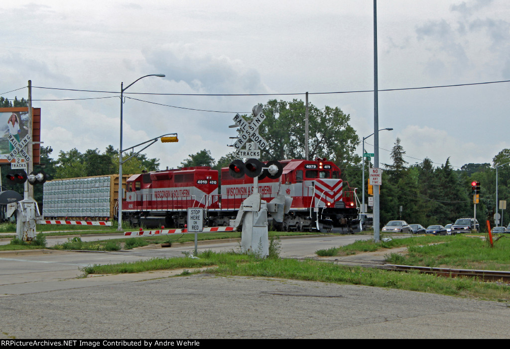 WSOR 4079 crossing East Johnson Street with the T5